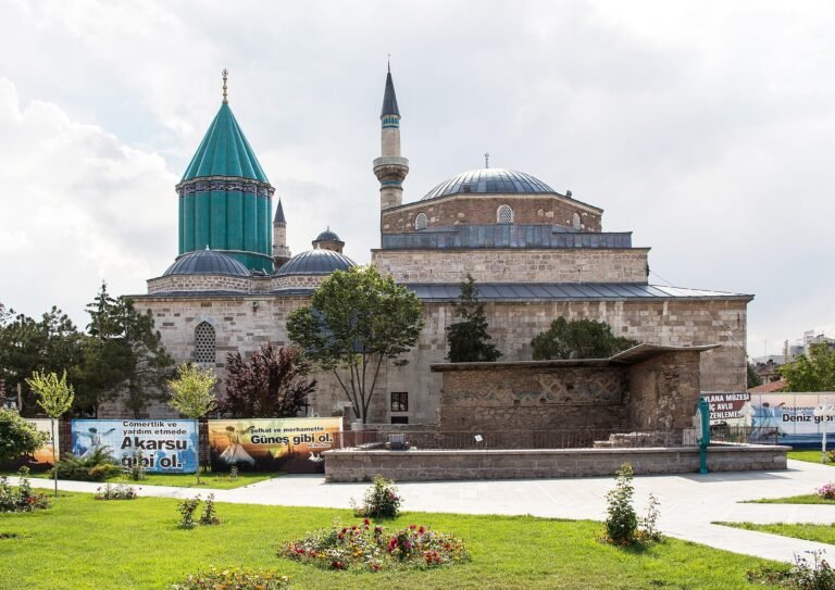 Mevlana Müzesi: Konya’daki Yeşil Kubbe ve Sakladığı Eserler