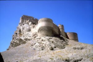 Burg Hoşap: Lage, Geschichte und monumentales Burgtor