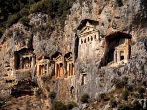 Likya kaya mezarları: Fethiye ve Dalyan’da neden kayaya oyuldu?