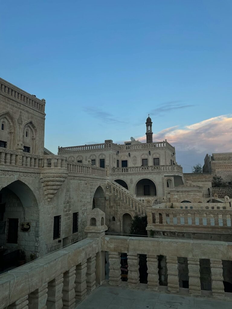 مديات: البيوت الحجرية والكنائس السريانية وأديرة طور عبدين