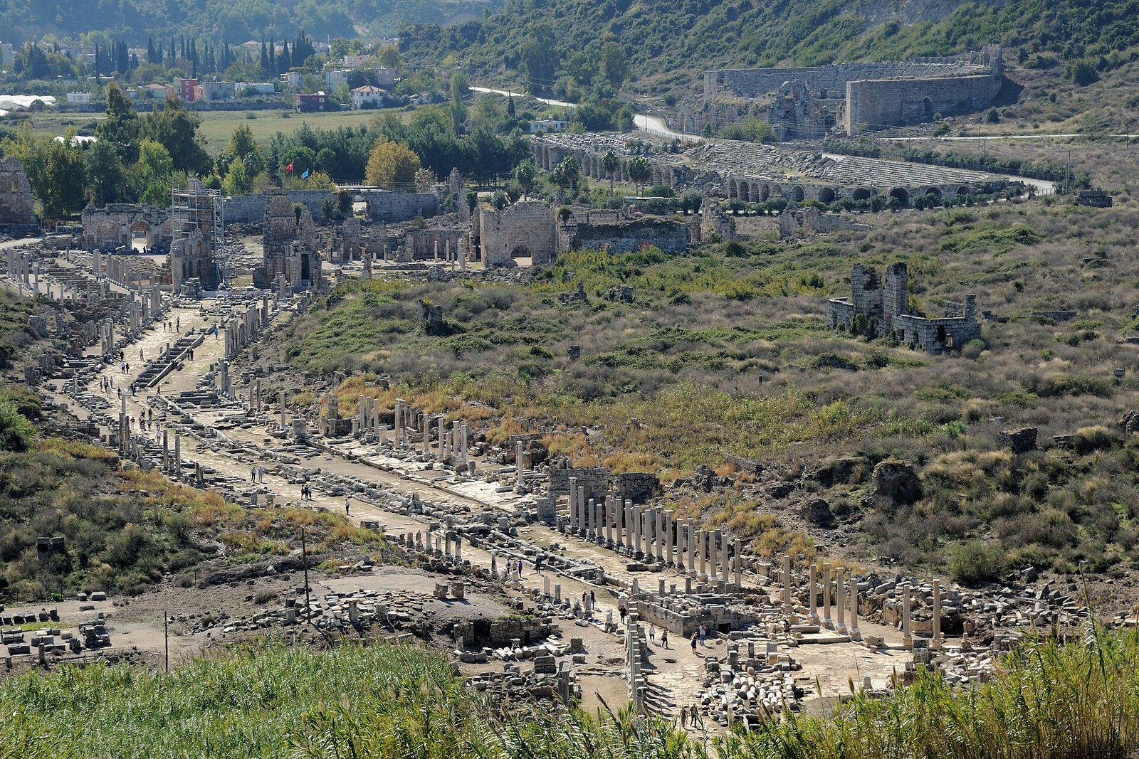 Perge: Antalya yaxınlığında Roma şəhəri və heykəlləri