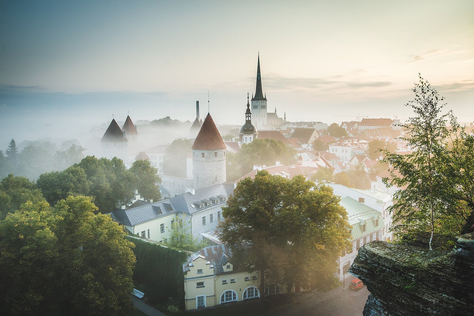 Tallinn Altstadt: Mittelalterliche Stadtmauer und Rathausplatz